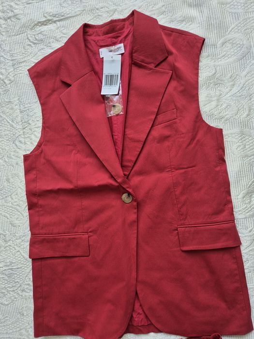 Стилен дамски сет къси панталони и елек  на Mango