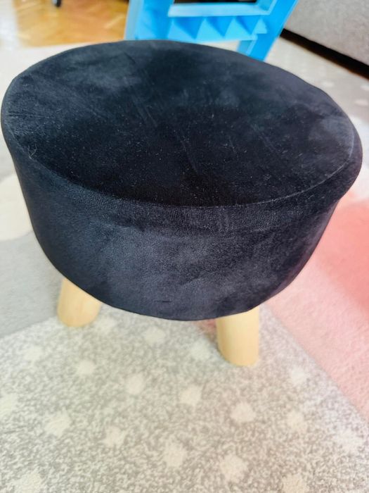 Дървени трикраки столчета