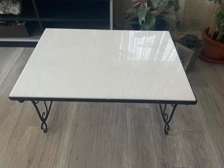 Masā din fier forjat si blat de marmurā lucratā manual