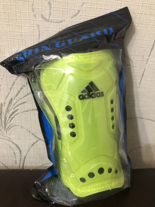 Продам футбольные щитки детские