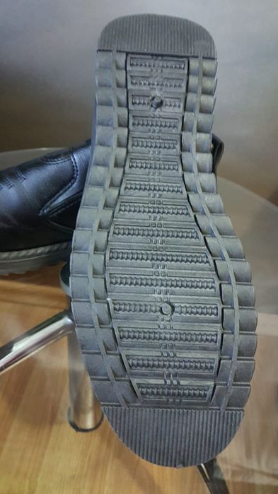 Vând pantofi bărbătești din piele naturală