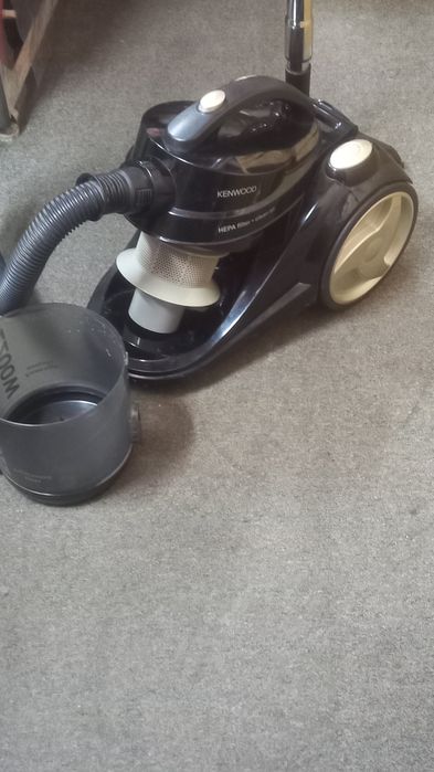 Срочно продам пылесос Kenwood мощностью 2200 б/у