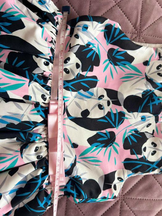 Модерна детска рокля с панди и подарък аксесоар 3-4г., 98/104