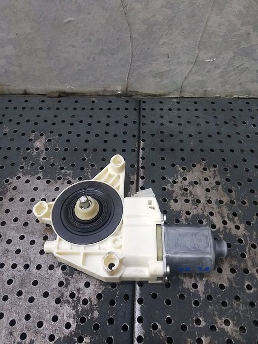 Motoras macara dreapta fata mercedes c class w204 0130822502 a2048200242