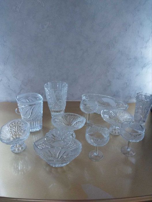 Хрустальные рюмки, вазы, салатницы