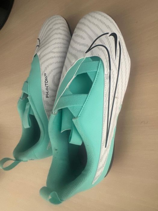 Бутсы NIKE        .