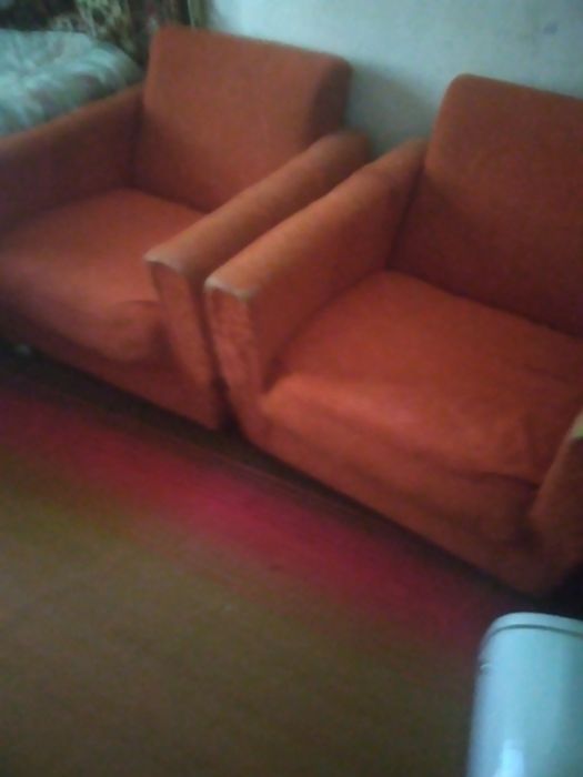 Продам б/у диван и 2 кресла