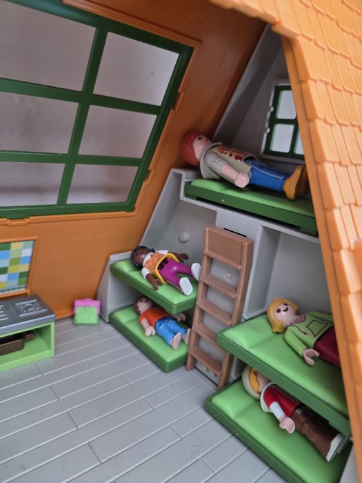 Игрушечный гостевой домик с бассейном