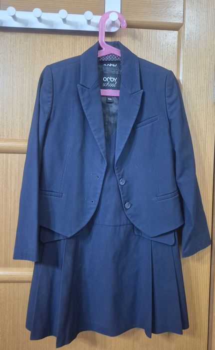 Школьная форма в хорошем состоянии.