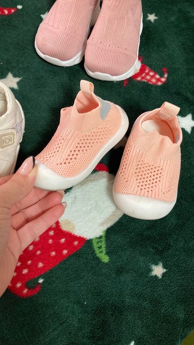 Лот бебешки обувки.