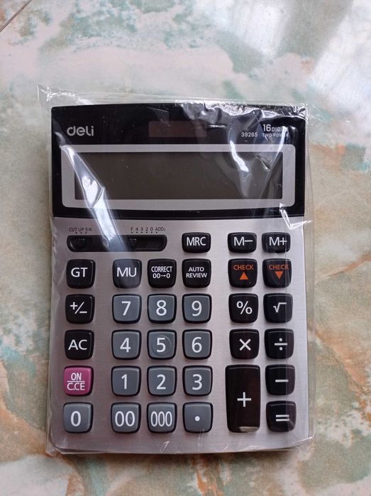 офисный калькулятор в упаковке