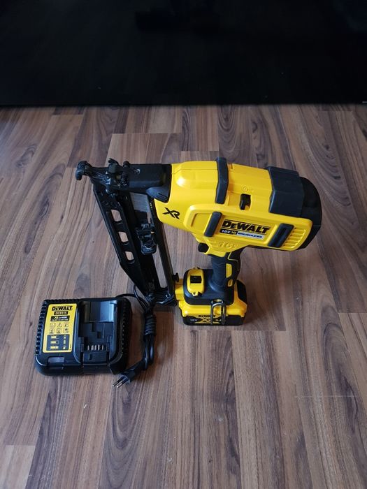 Pistol de bătut cuie în lemn Dewalt DCN 660