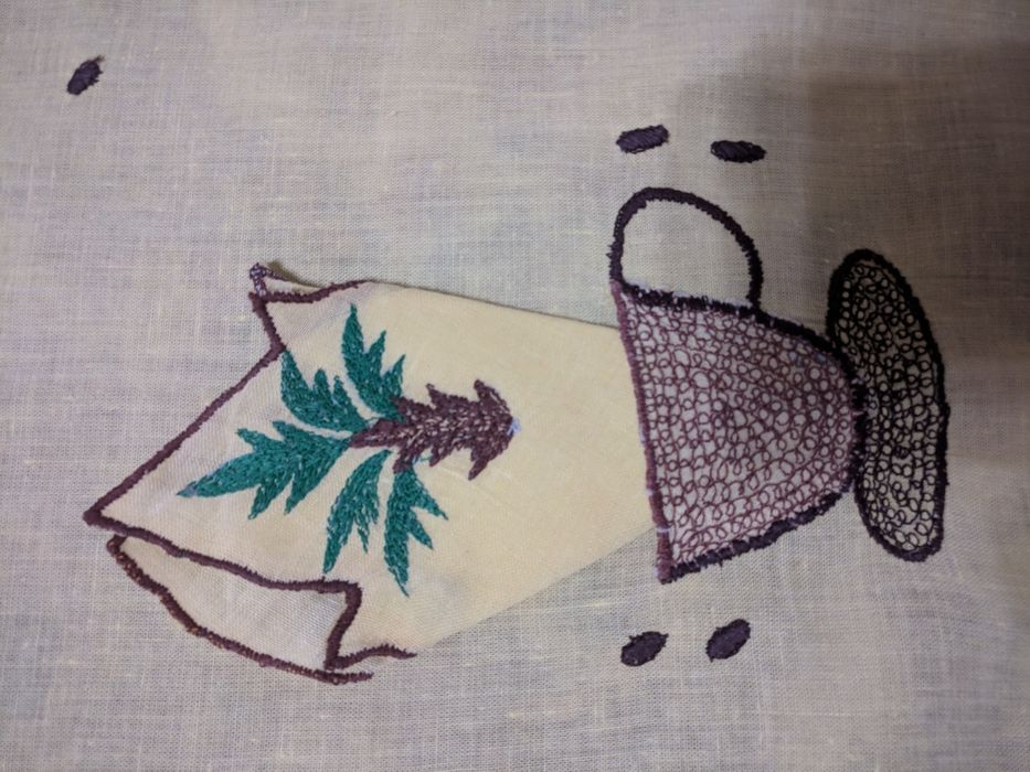 Fata de masa si 6 servete brodate manual