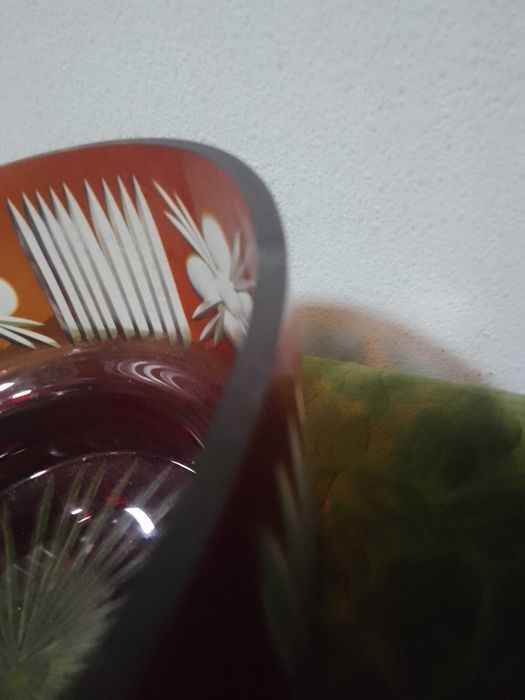 Продам две вазы красного цвета