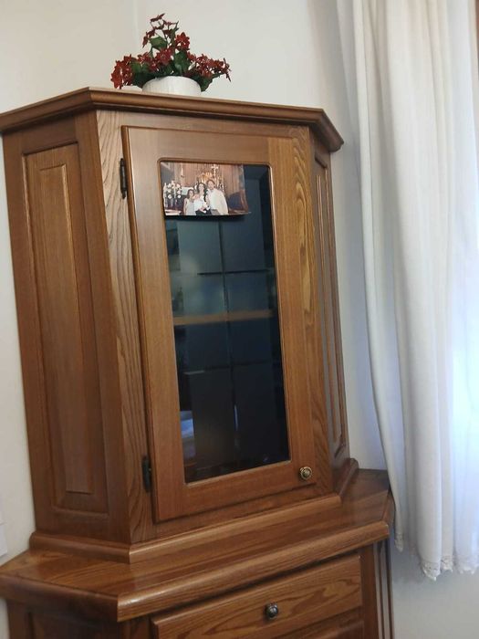 Coltare din Lemn cu Vitrina