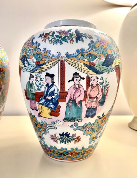 Set 2 vaze identice din porțelan chinezesc, pictate manual, 26 cm