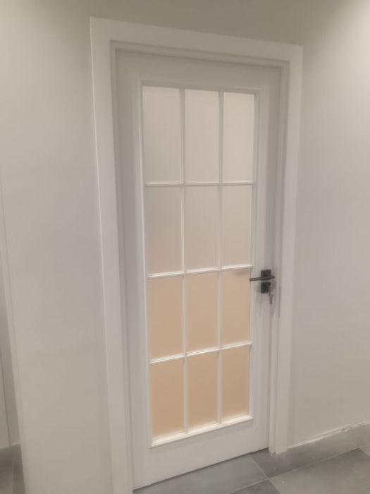 Установка межкомнатных дверей и плинтусов