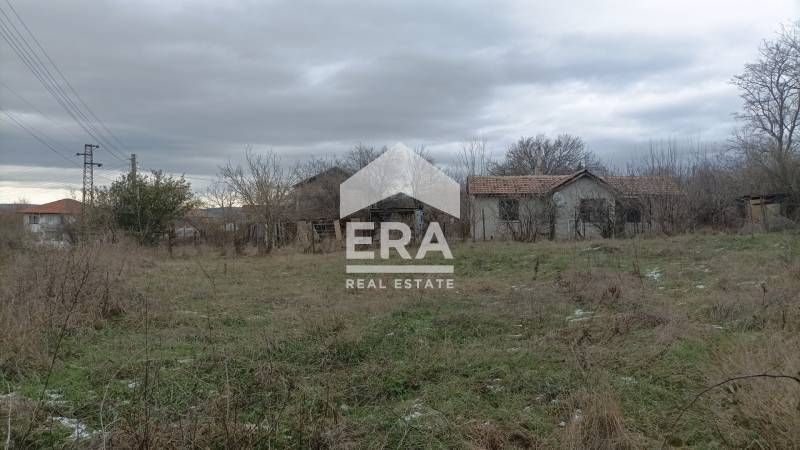 Дворно място за продажба, в центъра на с. Китка, общ. Аврен, на 22 км