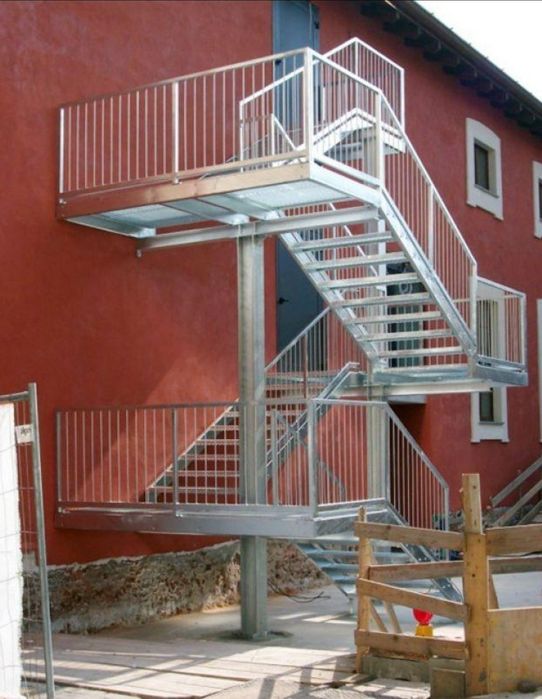 Scara de exterior metalice isu