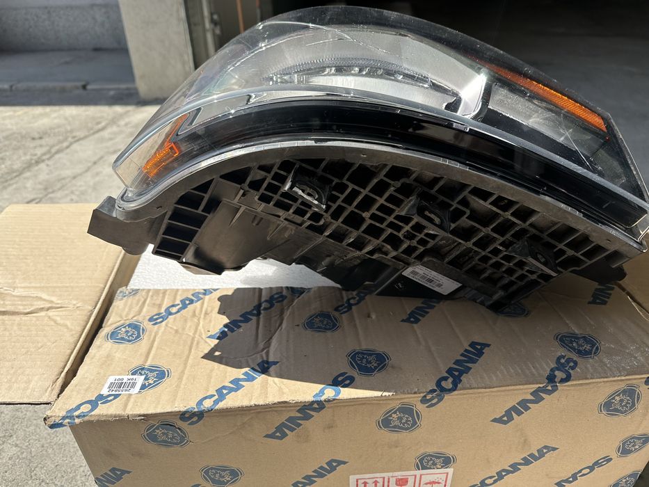 Scania S оригинален ляв фар със забележка по стъклото