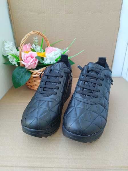 Дамски обувки на платформа