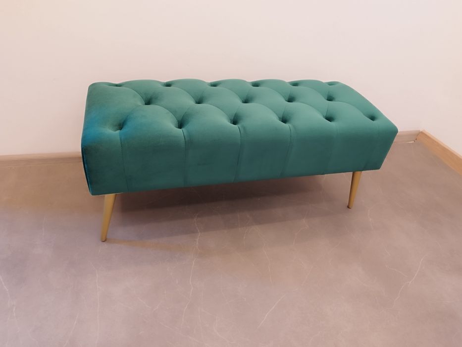Vând băncuță tapițată Chesterfield din catifea verde cu picioare metalice aurii