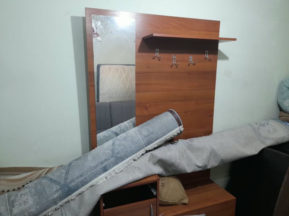 Прихожая с зеркалом и с полкой