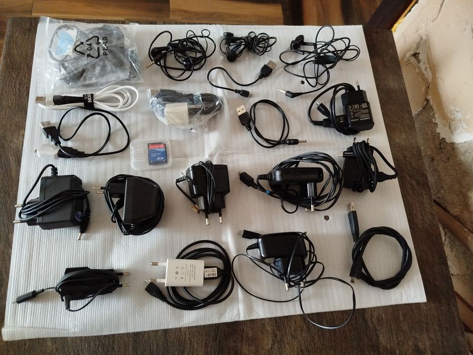 Продам зарядки, наушники.
