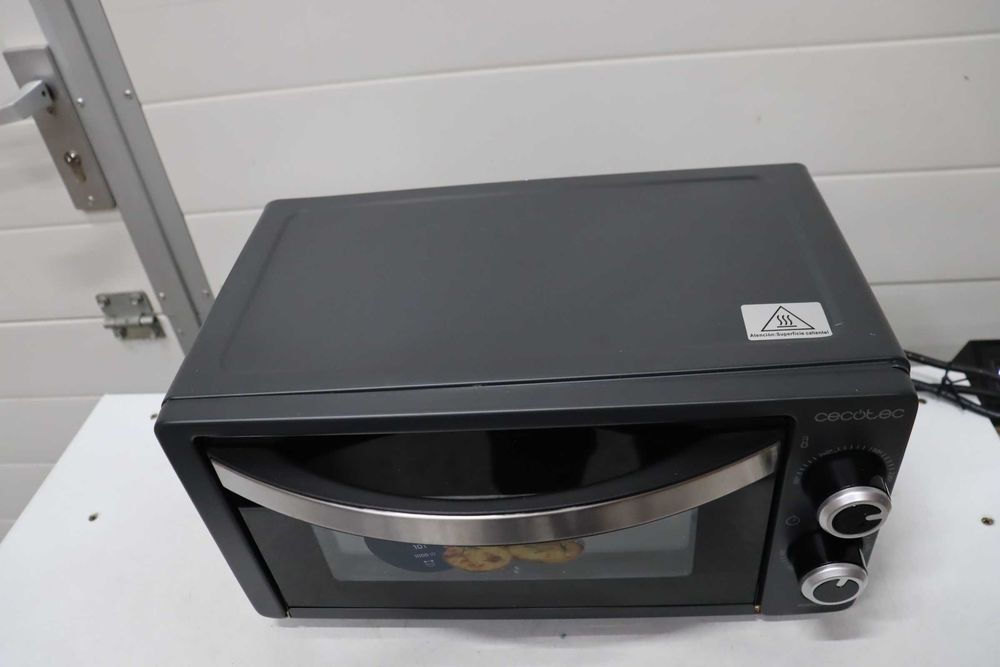 Мини фурна Cecotec Bake&Toast 1090, черна, капацитет 10 литра, мощност 1000 вата, контрол на температурата до 230 ºC, 60-минутен таймер, лек ДЕФЕКТ