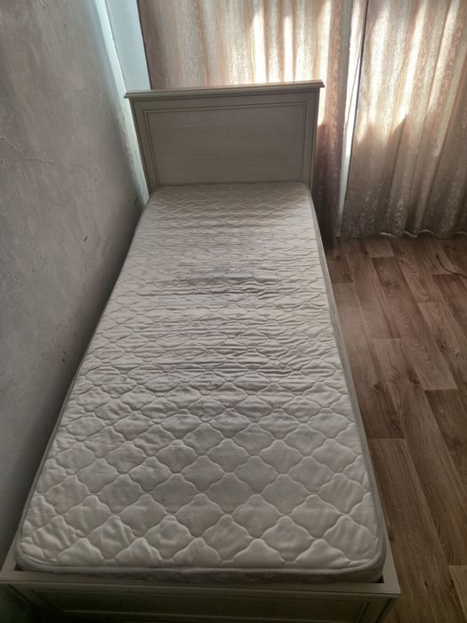 Продам односпальную кровать с матрасом