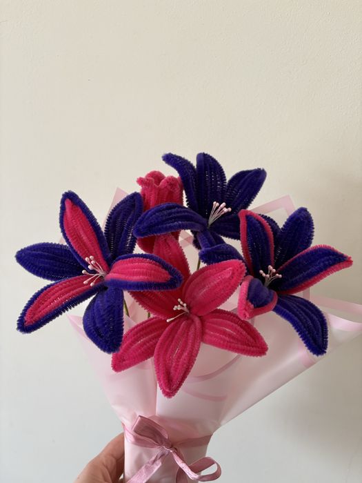 Buchet de crini din sarma plusata