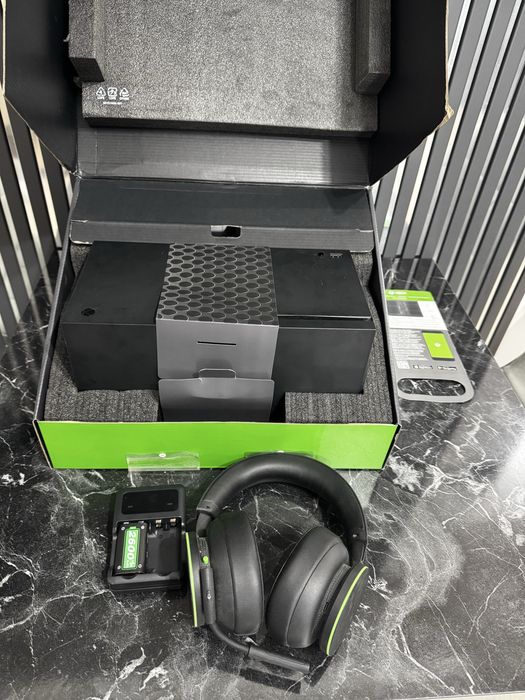 Vând pachet complet Xbox Series X, în stare foarte bună, perfect funcțional