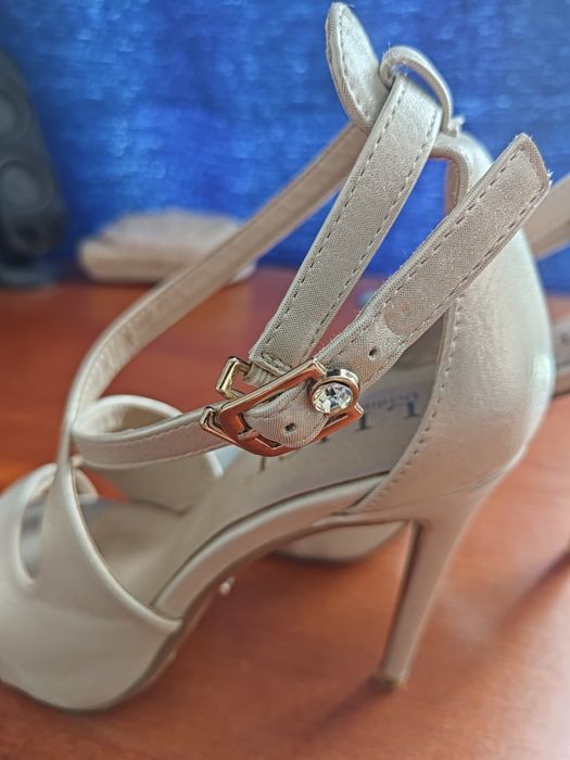 Златисти сандали на ток 36 номер