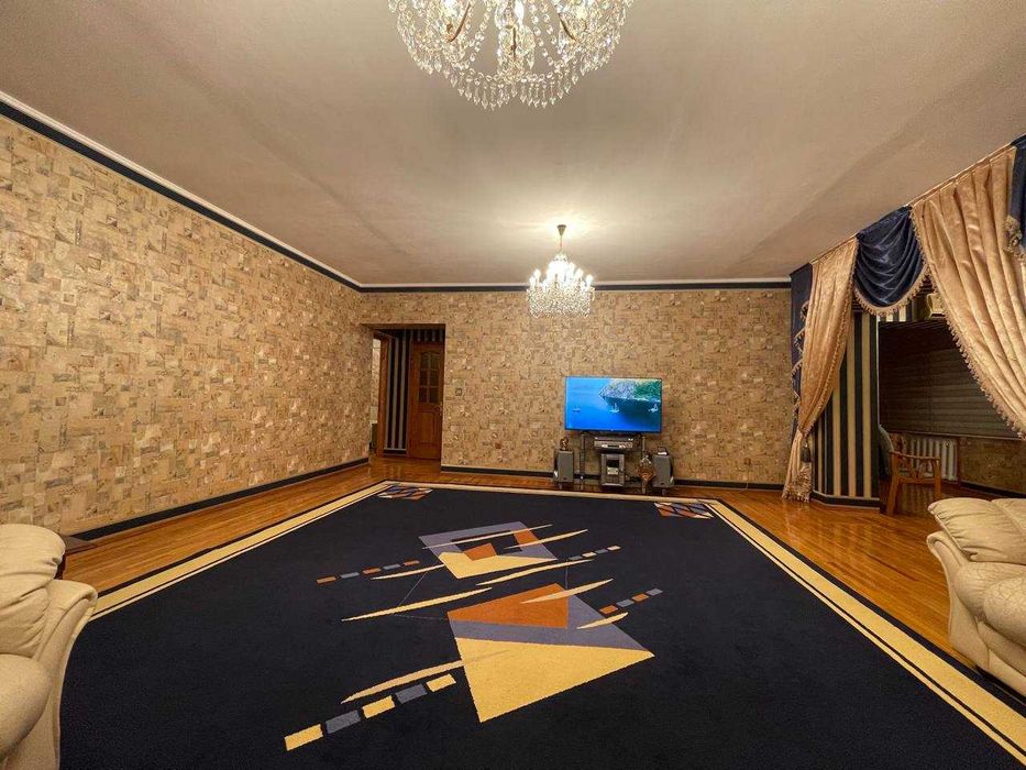 Продается светлая 4-комн. квартира в центре города. Ремонт. Обстановка