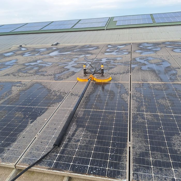 Servicii profesionale pentru curățarea panourilor fotovoltaice