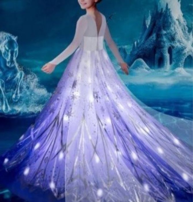 Светеща рокля на ЕЛЗА с два подаръка: светещ ластик и корона