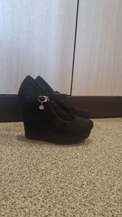 Продам замшевые туфли