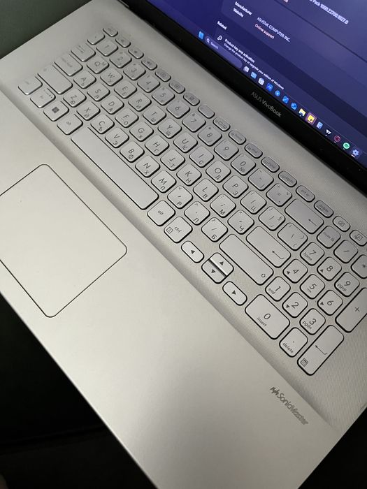 Asus Vivobook с най-големия екран като нов