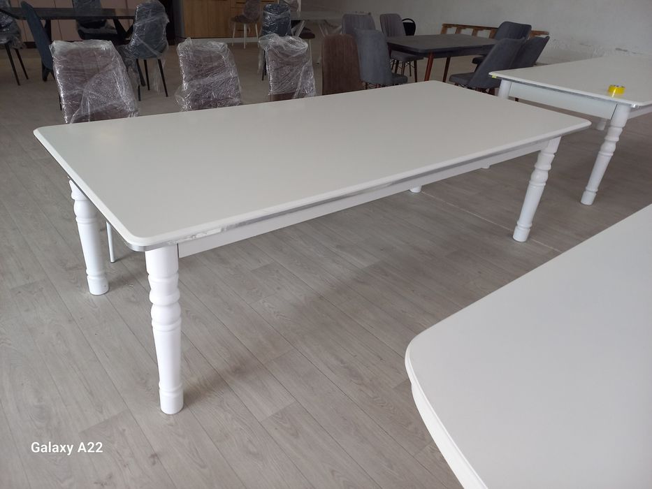 Қонақ бөлмеге столдар