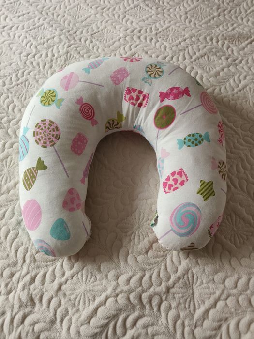 Pernă de alăptat sau suport bebeluș – model bomboane