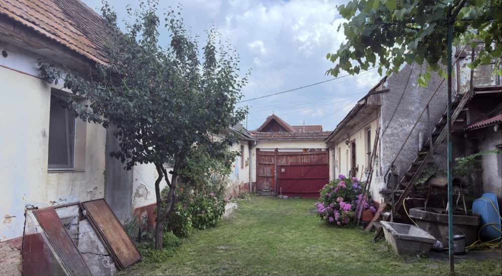 Casă  de vanzare cu două corpuri de locuit și șură mare, aproape de centrul comunei Dumbrăvița, Brașov
