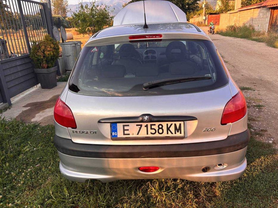 Напълно обслужен автомобил Peugeot 206 с газов инжекцион
