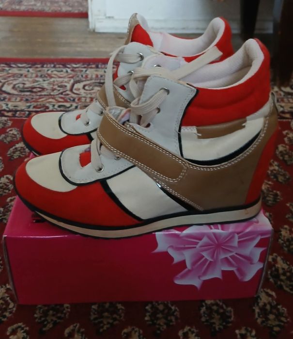 Дамски обувки с платформа. Номер 39,но отговарят на 38.