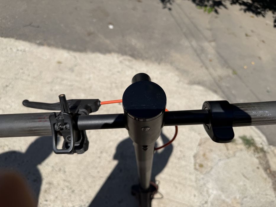 Vând trotinetă electrică redmi,folosită aproximativ un an.Funcționează bine.Singurul defect este ca nu are clacson în rest este în stare bună