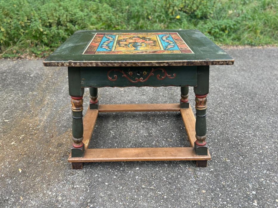 Masă veche de colecție