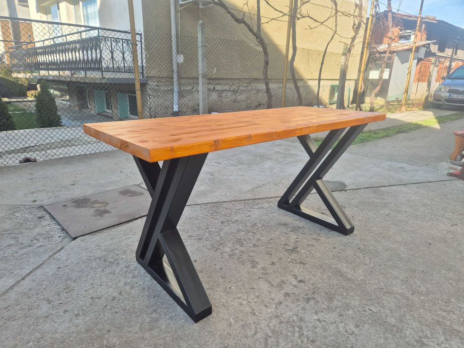 Трапезна маса с дървен плот