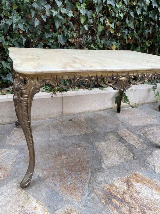 Месингови маси с мраморен плот