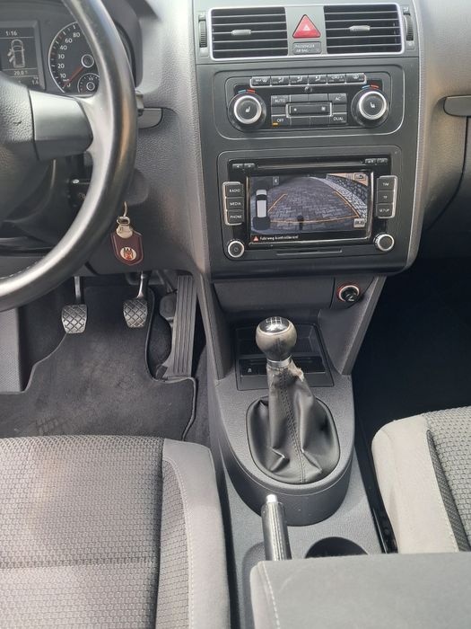 Volkswagen Touran motor 2L diesel an 2011 7 locuri