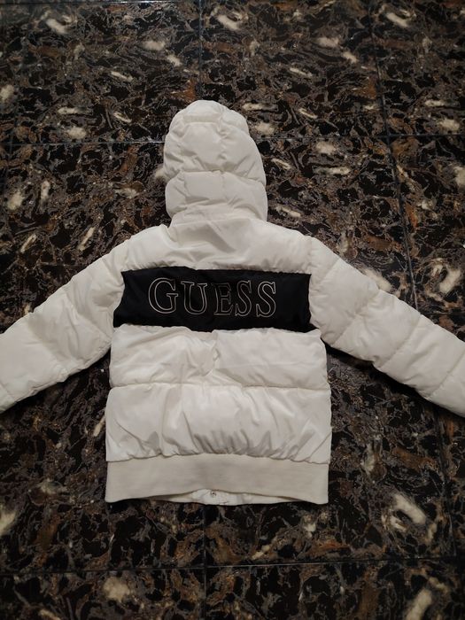 Vând geaca Guess
