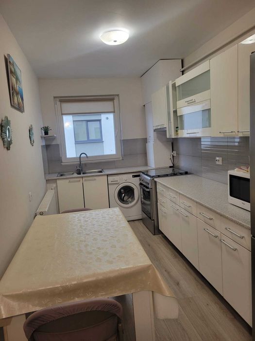 Inchiriez apartament cu 2 camere si parcare
